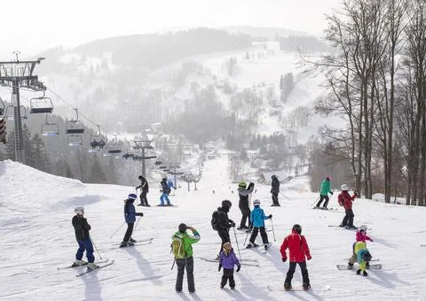 30 . 01 . 2017 , Tschechien / Benecko : Urlauber auf einem Skihang in Bene... Stock Photos