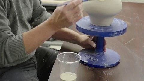 30 Ceramic Throwing - Polish Coating Brushed on Pot Vidéo 77758951