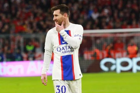 30 Lionel Messi (PSG) in der Schieflage, Portraet, Portrait, Fussball / UE... Stock Photos