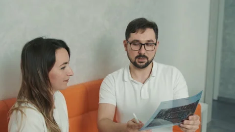 A 30-year-old dentist man sitting talking to a Caucasian patient on the couch Stock Footage 150614015