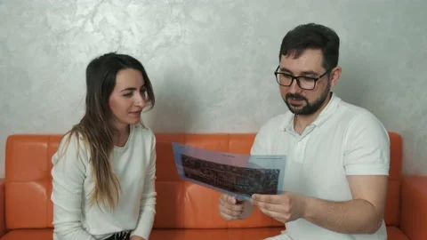 A 30-year-old dentist man sitting talking to a Caucasian patient on the couch Stock Footage 150828252