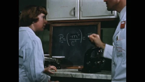 300s BC: Two people in laboratory look at and talk about equation written on Vidéo 165357053