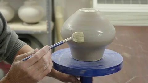31 Ceramic Throwing - Polish Coating Brushed on Pot Vidéo 77758947
