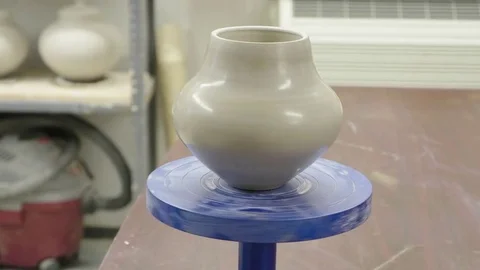 33 Ceramic Throwing - Polished Pot Spinning on Stand Vidéo 77758954