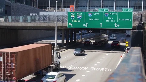 35 Traffic 動画素材 105172529