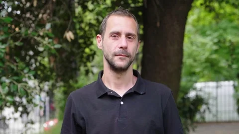 35-year-old man counting down from 5 to 0 with hands Stock Footage 277197348