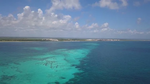 36 secs Epic peaceful blue ocean view, Aerial shot in Mexico toward the coast 動画素材 106428435