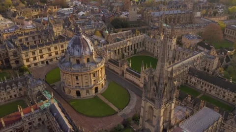 360 Aerial shot of Radciffe Camera Library Oxford University Vídeos de archivo 251048982