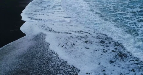 360 aerial view of slow motion ocean tide on beach Vidéo gratuite 79857834