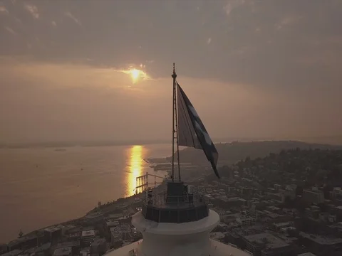 360 Around Seattle Space Needle Flag During Sunset Видео 81328362