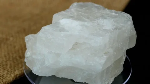 360 degree rotating stand is also part of coarse rock salt, 動画素材 104621390