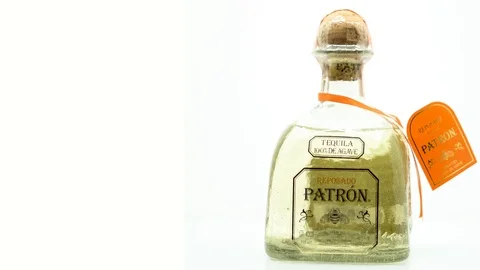 360 Degree Seamless Loop-able Rotation of Patron Repsado Tequila Bottle Vídeo Stock 103173599