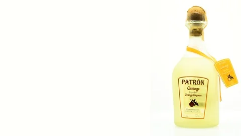 360 Degree Seamless Loop-able Rotation of Patron Ctronge Orange Liqueur. Vídeo Stock 103183505