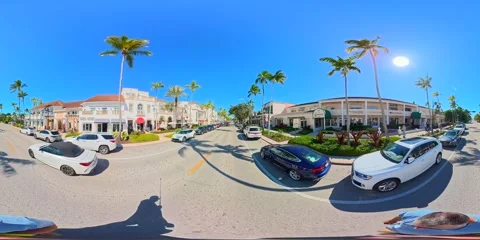 360 motion video Main Street Naples Florida lines with upscale shops and re.. Stockbeeldmateriaal 328331518