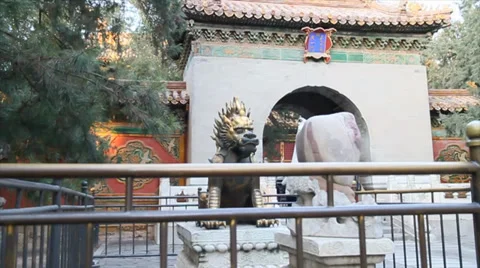A 360 pan of a small courtyard area in the forbidden city Stock Footage 36551137