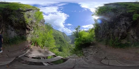 360° Panoramic View of the Cirque de Mafate from a Cliffside Trail, Réunion 스톡 동영상 317611098