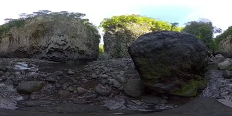 360° Panoramic View by a Small River in a Canyon of Réunion Island 스톡 동영상 317610807