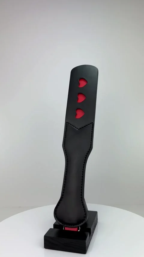 360° View of Elegant Leather Paddle with Red Accents on Rotating Display 库存影片 270212017
