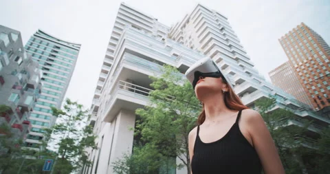 360 view of a girl testing vr goggles in the city Stock Footage 201687221
