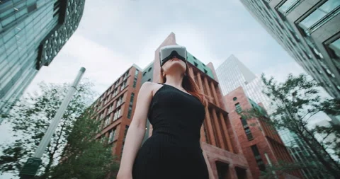 360 view of a girl using vr goggles in the city Stock Footage 201687253