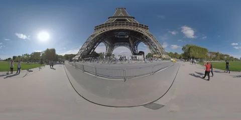 360 VR Gustave Eiffel Avenue with view to Eiffel Tower and Champ de Mars 動画素材 102587195