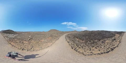 360 VR high-angle walk towards coast of Isla de Lobos 库存影片 312902461