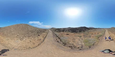 360 VR high-angle walk on volcanic trail, Isla de Lobos 库存影片 312902878