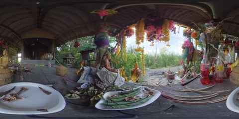 360 VR Inside small Thai spirit house with colorful decorations Vidéo 120068451