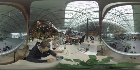 360 VR Inside view of Frankfurt Airport and people having lunch in cafe Vidéo 77630767