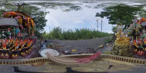 360 VR Low angle decorated rooster figurines at a Thai Spirit house Vidéo 120068512