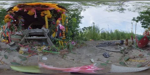360 VR Low angle outside Thai shrine with decoration and hanging flowers Vidéo 120068361