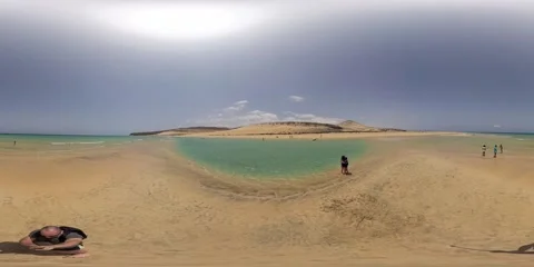 360 VR of ocean waves on Sotavento Beach, Spain 库存影片 312999521