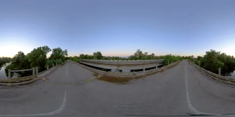 360 VR Old road bridge across the river Vídeo Stock 136304846