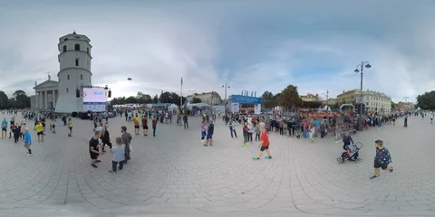 360 VR video Cathedral Square minutes before start of Vilnius marathon. Video stock 105428299