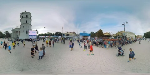 360 VR video Cathedral Square minutes before start of Vilnius marathon. Vídeos de archivo 106284979