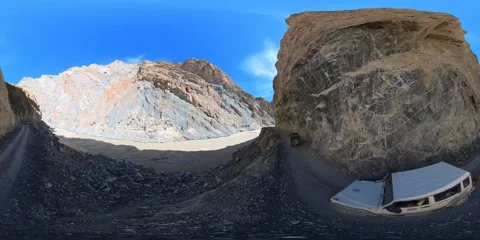 360 VR Video of Driving an SUV on Ladakh's Mountain Roads in India. Vídeo Stock 213832415