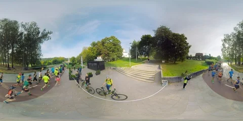 360 VR video people running in sport competition Vilnius marathon. Vídeos de archivo 106285143