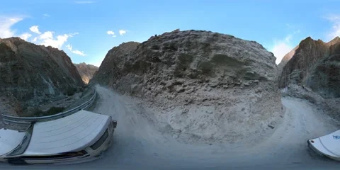 360 VR Video of SUV Driving on path amidst Mountains of Ladakh, India Vidéo 213885404