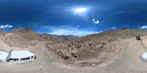 360 VR Video of SUV Offroading In Dusty Terrain in mountains of Ladakh, India Vidéo 213840137