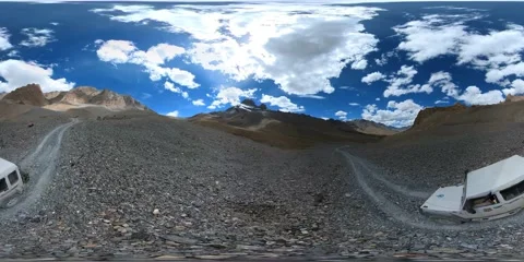 360 VR Video of SUV Offroading amidst Mountains of Ladakh, India Vidéo 213849993