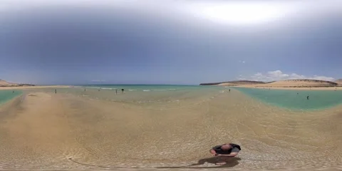 360 VR walk along water's edge at Sotavento Beach 库存影片 313000313