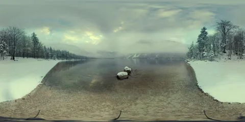 360VR, 360 video. Beautiful mountain lake in the Alps in winter. Nature, travel. Vidéo 63029509