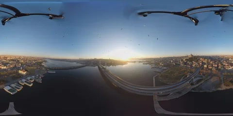 360VR Drone Video above of Halic / Istanbul (The Golden Horn) Vídeo Stock 89344175