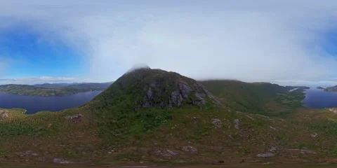 360VR Flight Above Cloud-Capped Mountain Vídeo Stock 340258761