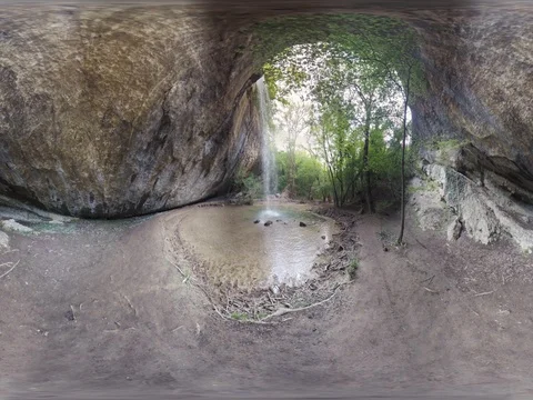 360VR Waterfall in forest 動画素材 75784475