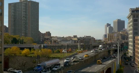 370 View of New York traffic on a highway in Manhattan 스톡 동영상 124272453
