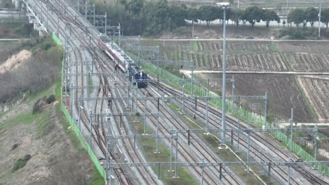 37.Are you waiting for the train? The train is coming now. Stockbeeldmateriaal 303513408