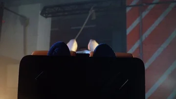 37athlete does exercises for the press on the simulator Vídeo Stock 86081569