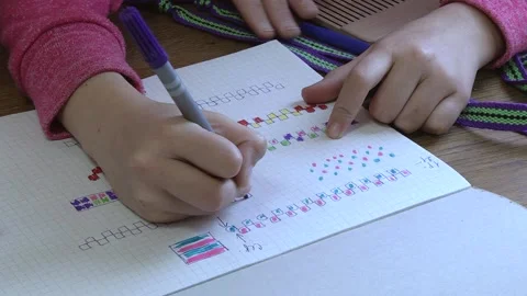 383. The master draws a colored pattern from the woven belt. Vídeos de archivo 94736504