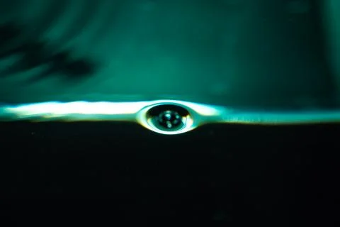 392.Single Bubble On Liquid Surface With Blue-Green Light 库存照片